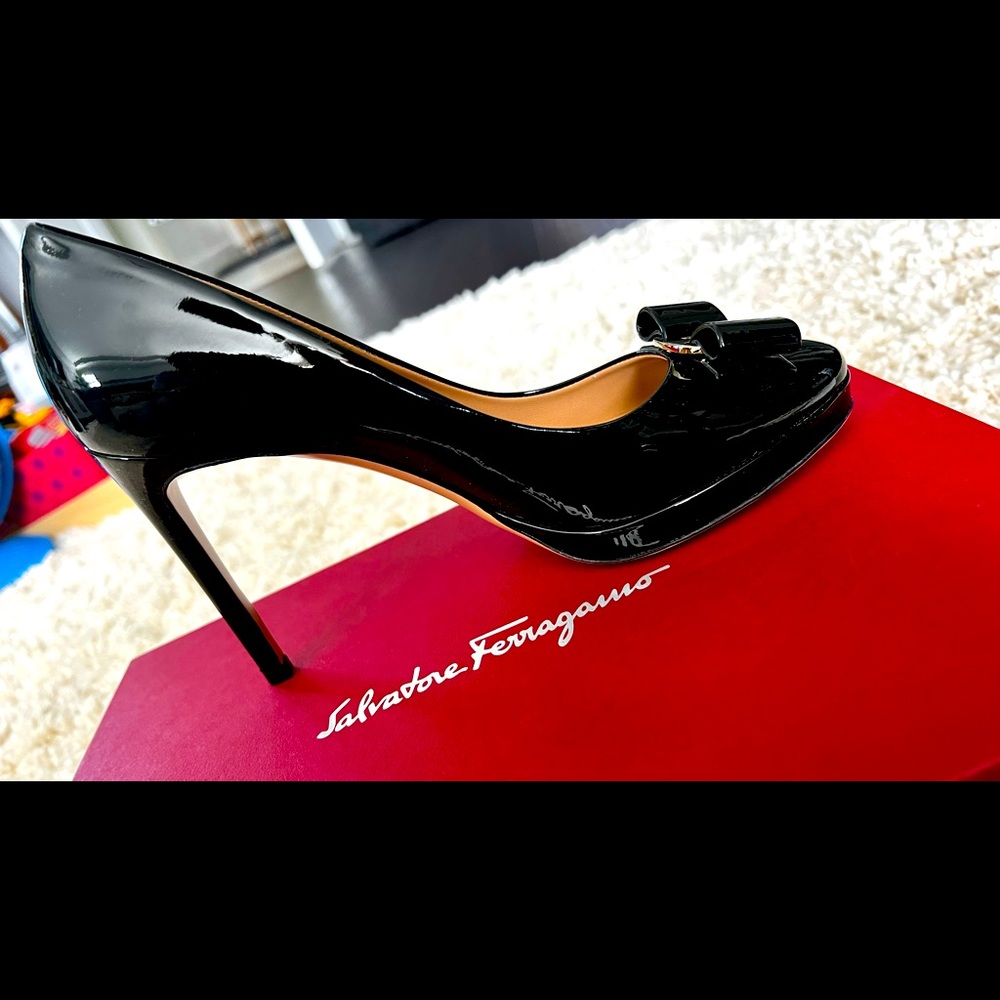 BRAND NEW !! GORGEOUS SALVADORE FERRAGAMO PUMPS ! OSIMO NERO patentcalf!!